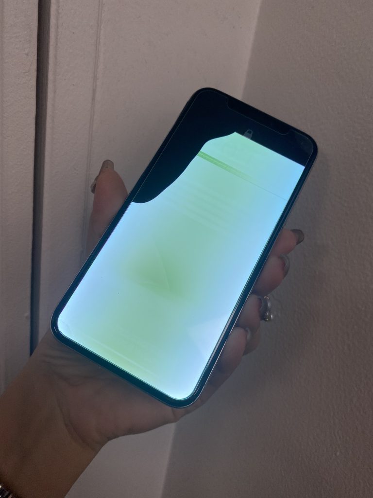 iPhoneXsの画面が青っぽい色になって発光！データの取り出しはできる？