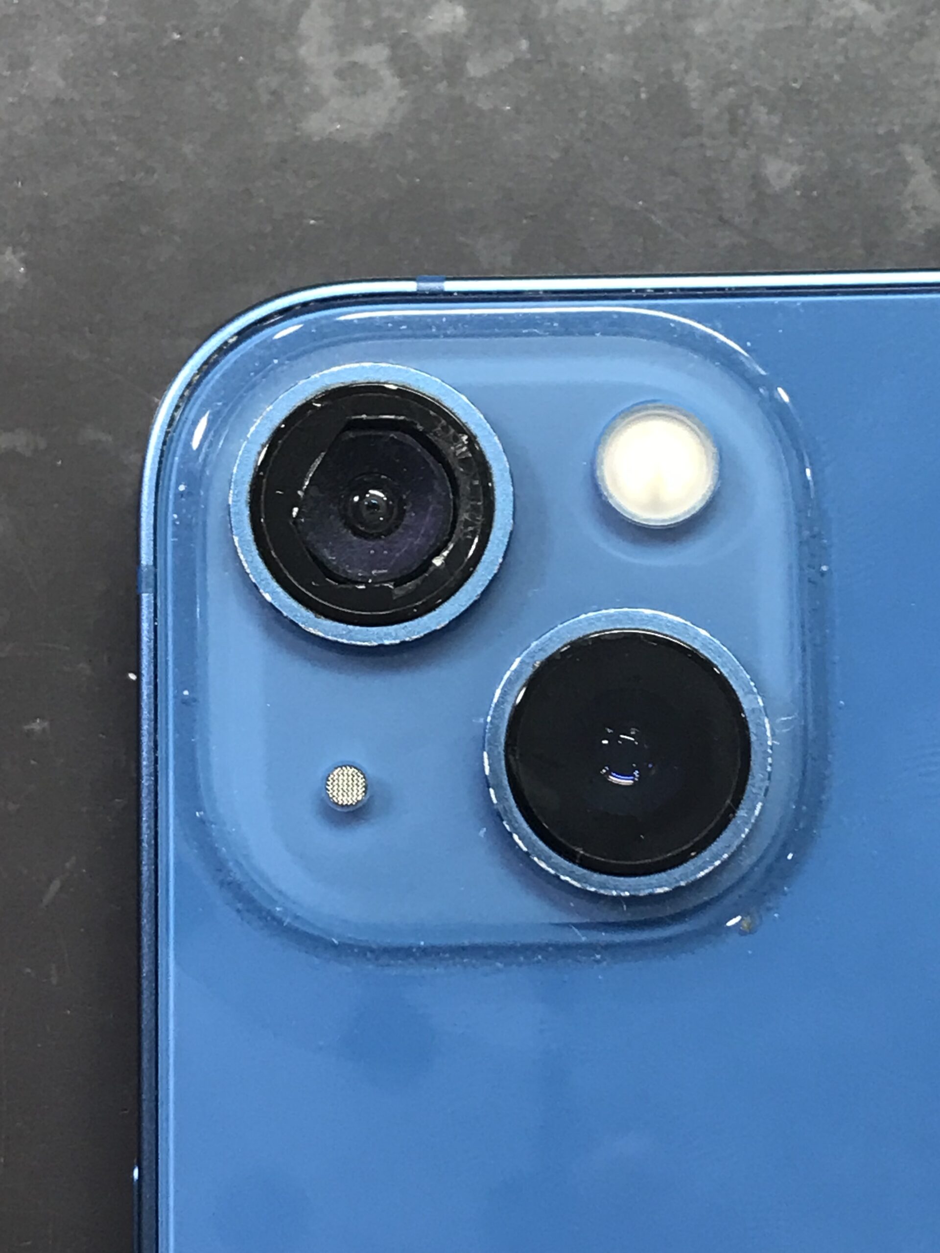 Apple iPhone 13 本体 青　カメラレンズ一部破損 iPhone13】カメラレンズ割れの修理端末をご紹介（スマホスピタル