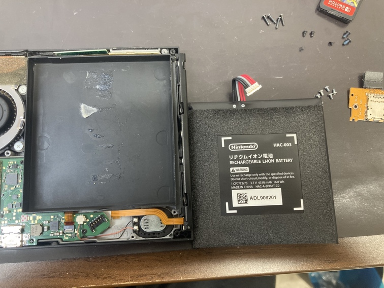Nintendo Switchバッテリー分解中