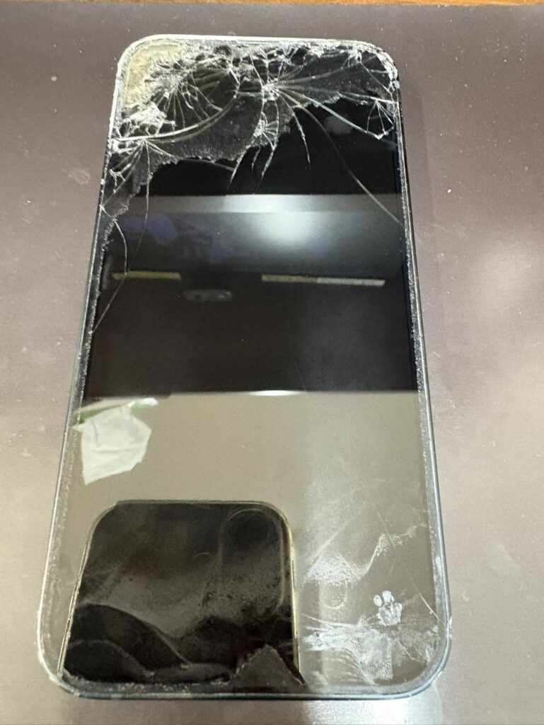 車に轢かれたiPhone14