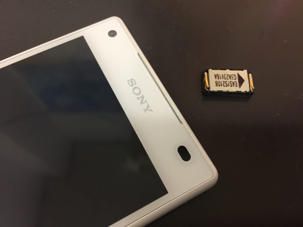 通話中に雑音が聞こえるXperia Z5 Compact(SO-02H)、故障したスピーカーを交換して修理OK