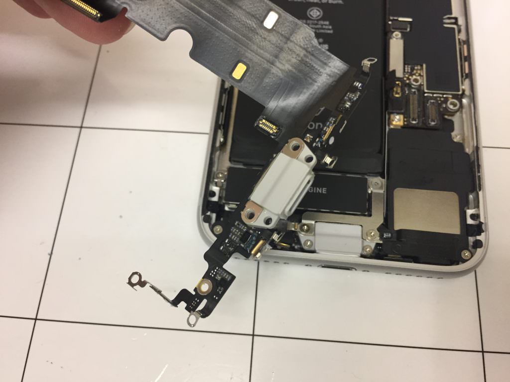 iphone 8 ドックコネクタ交換修理