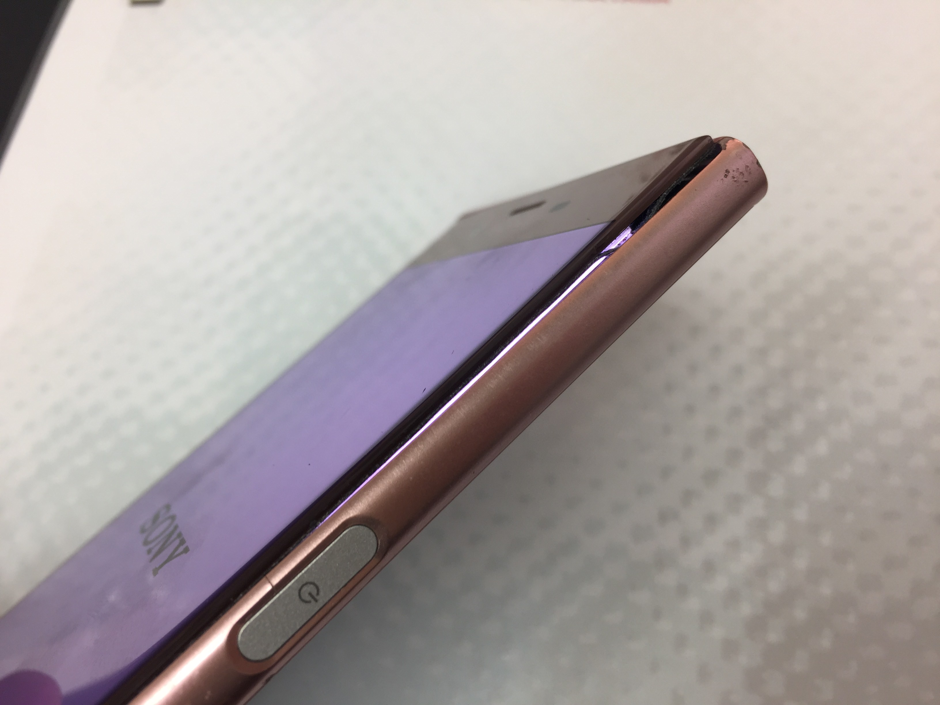 Xperia Xz So 01j フロントパネルの右上に1mmほどの隙間が 膨張したバッテリーの交換で即改善 スマホスピタル和泉府中