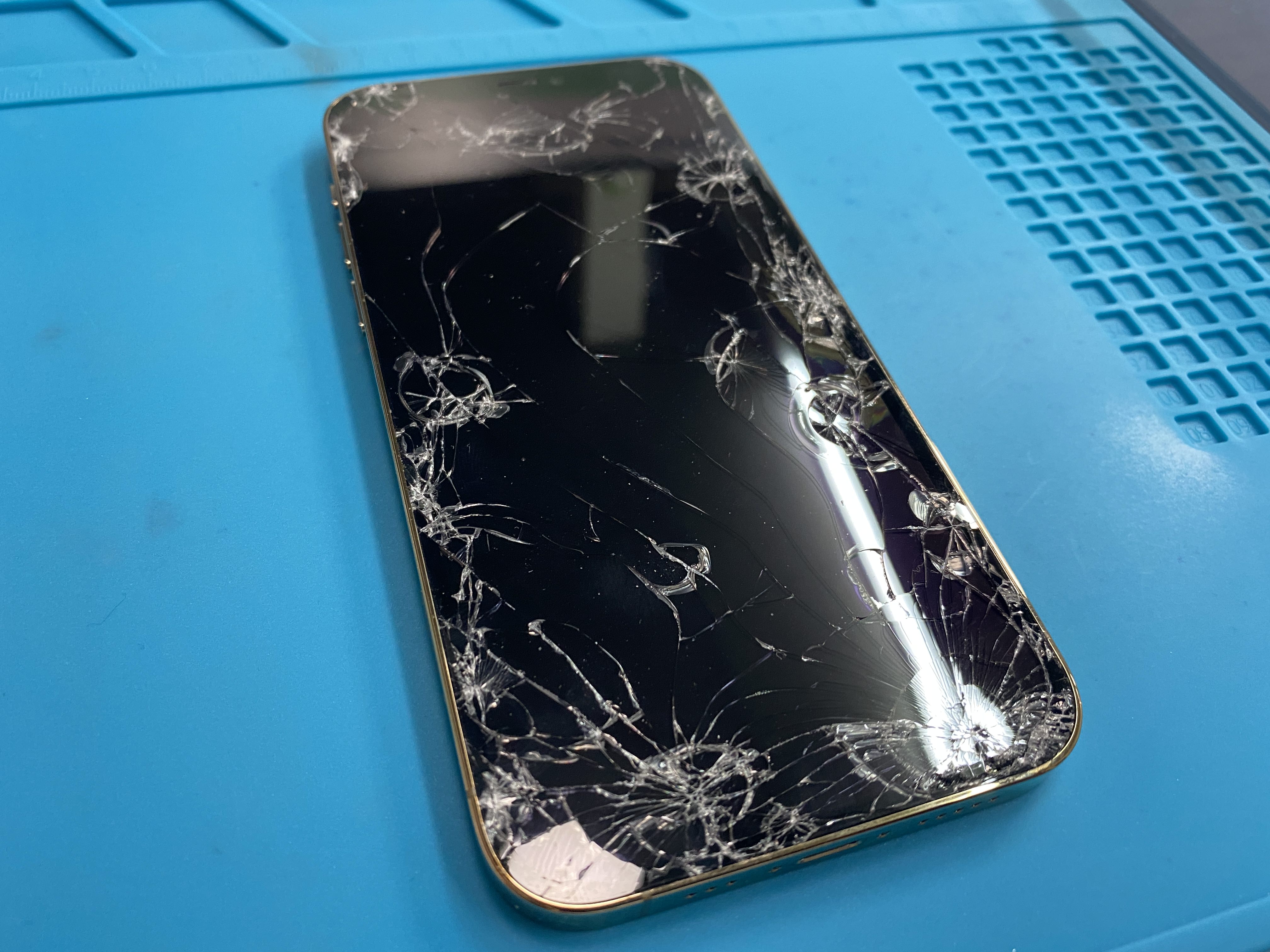 Iphone 12 Proがポケットから落下し車に轢かれ反応しないタッチパネル 液晶画面交換修理でタッチ可能に スマホスピタル和泉府中