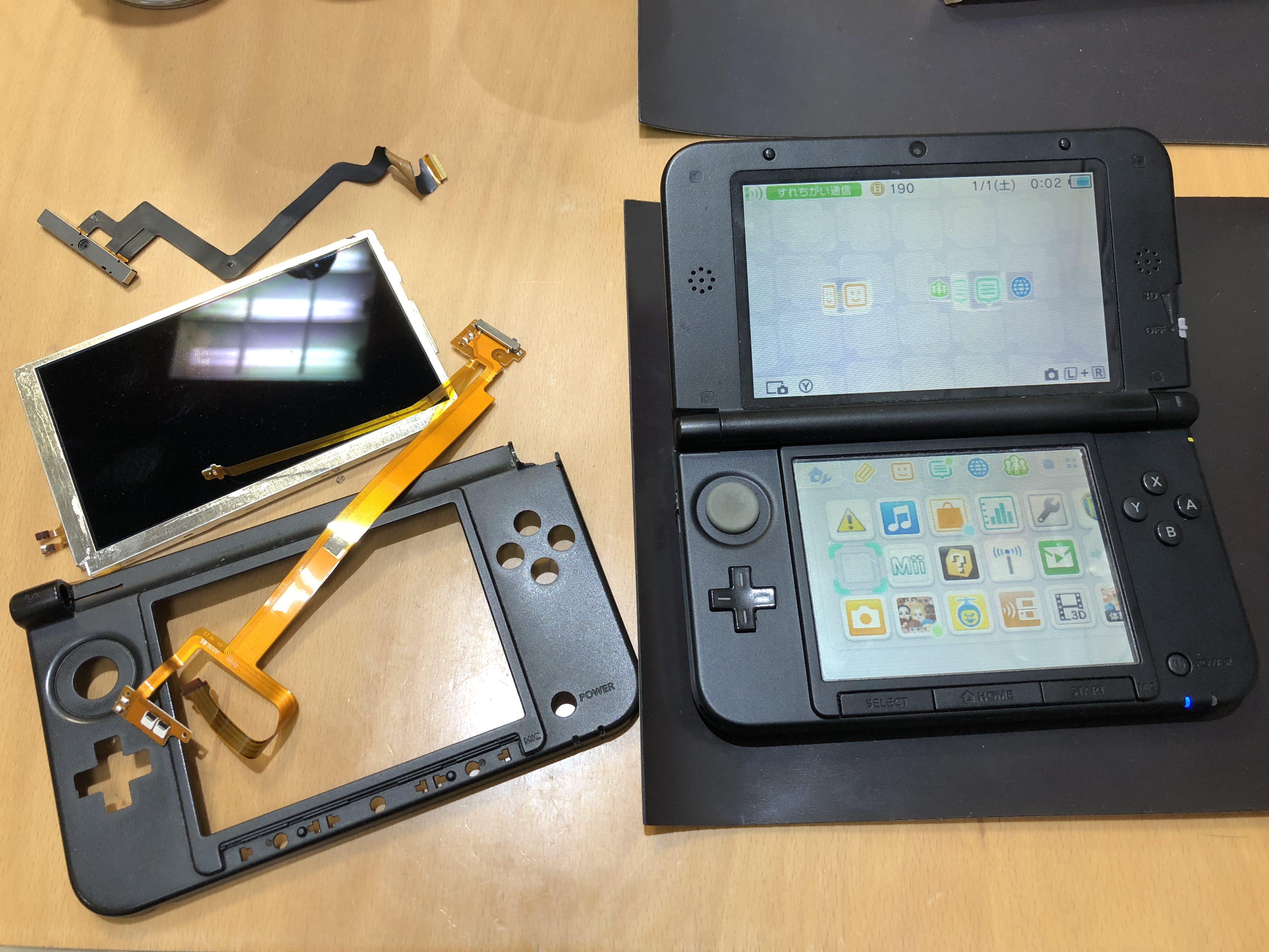 ヒンジ部分が割れてケーブルも断線してしまったニンテンドー3DSの修理 