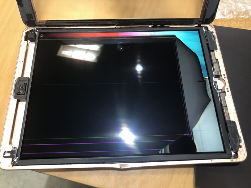 iPad9.7/第6世代】怒りのパンチで液晶が割れてしまったiPad６を修理 