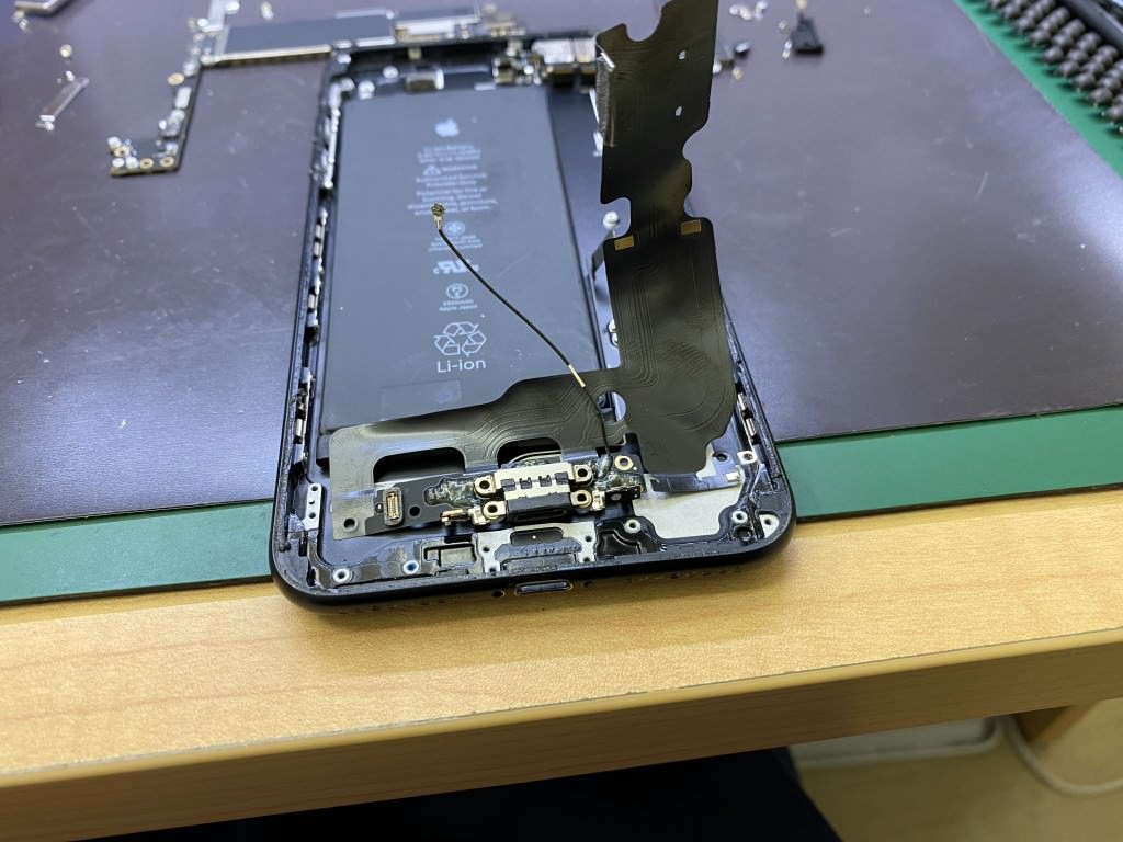 iPhone 7 Plus ドックコネクタ 交換修理