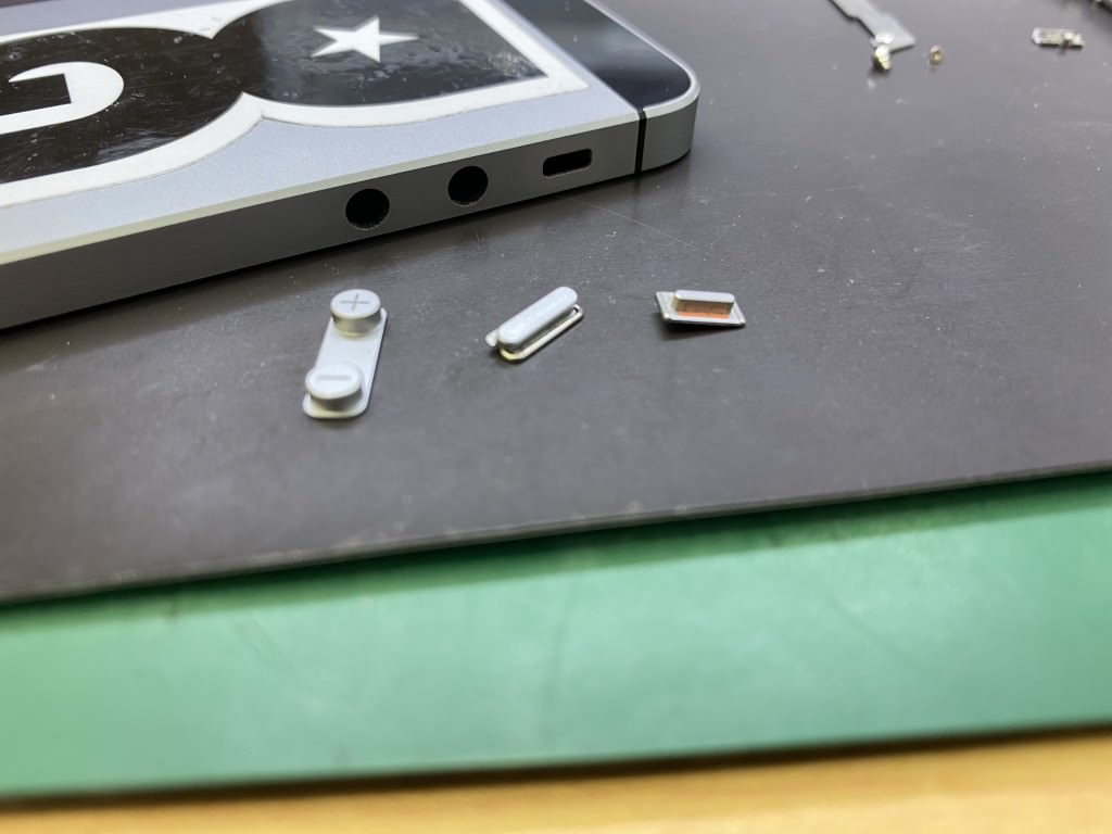 iPhone SE (初代 第一世代)　ボタンが陥没　サイレントモードの切り替えられない 勝手に切り替わる