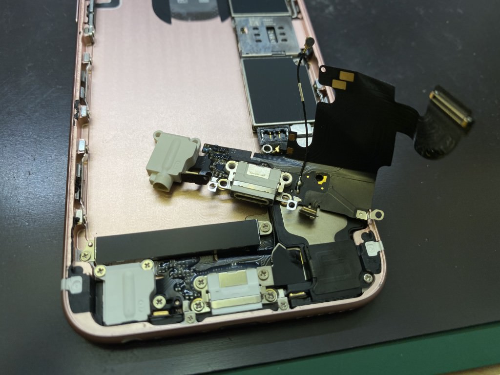 iPhone 6s ドックコネクタ交換修理 充電できない