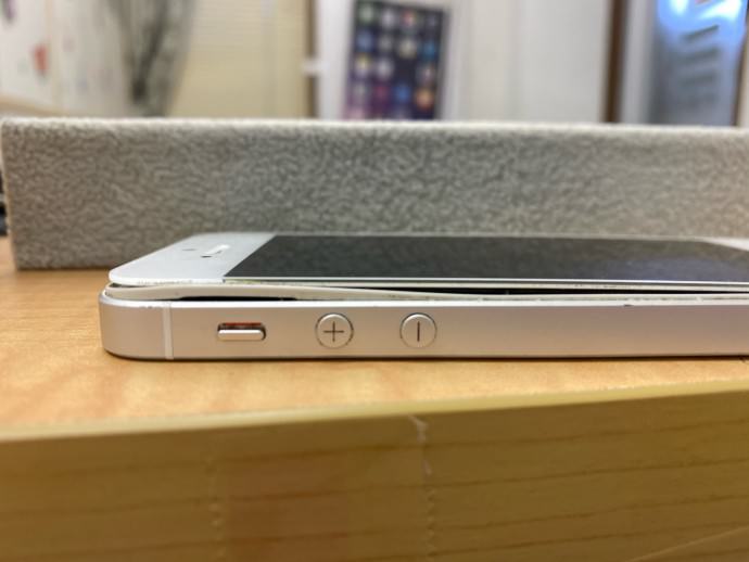 iPhone SE(第一世代)　バッテリー膨張　画面浮き　バッテリー交換