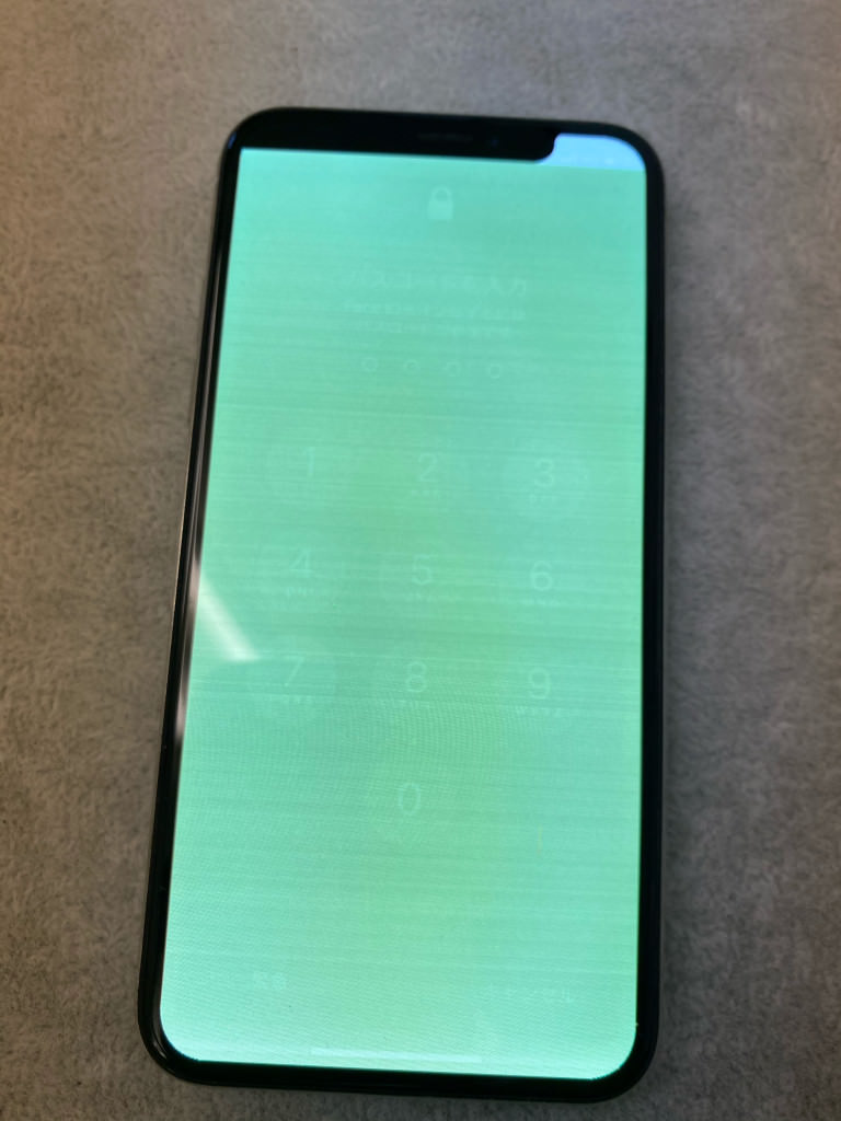 iPhone Xs 液晶画面交換修理　画面が緑に