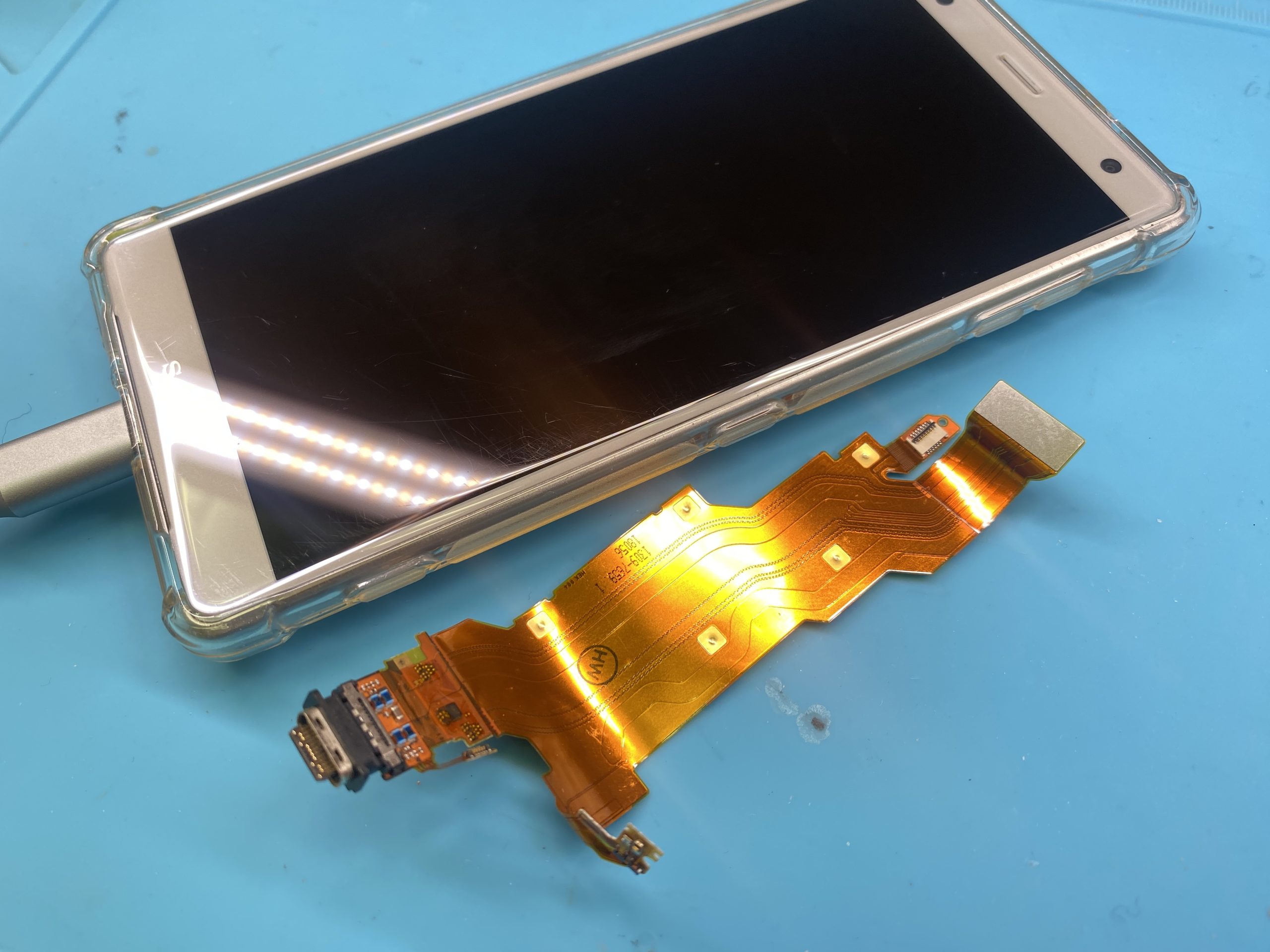 Xperia XZ2の充電故障をドックコネクタ交換でスピーディーに解決