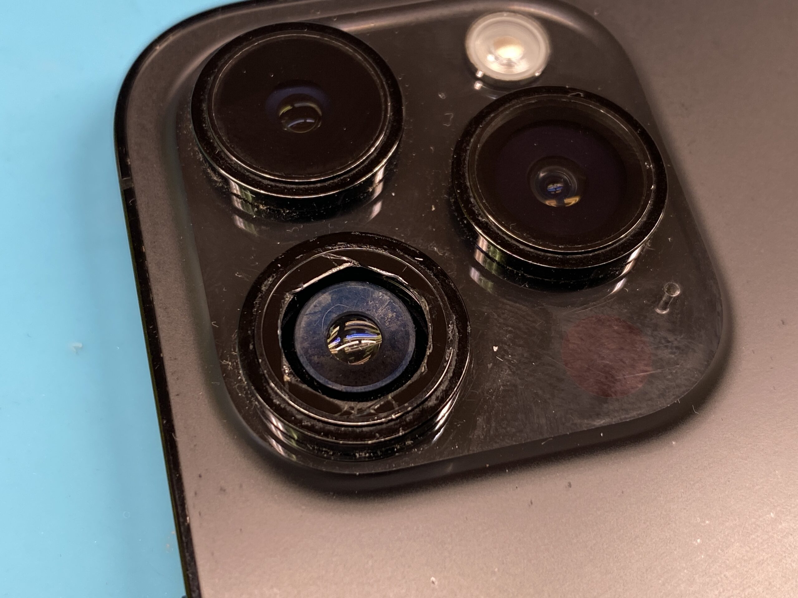 iPhone 14pro 256G カメラレンズ破損　SIMカードホルダーなし iPhone 14Proのカメラレンズ割れ、放置は危険！「写真がぼやける