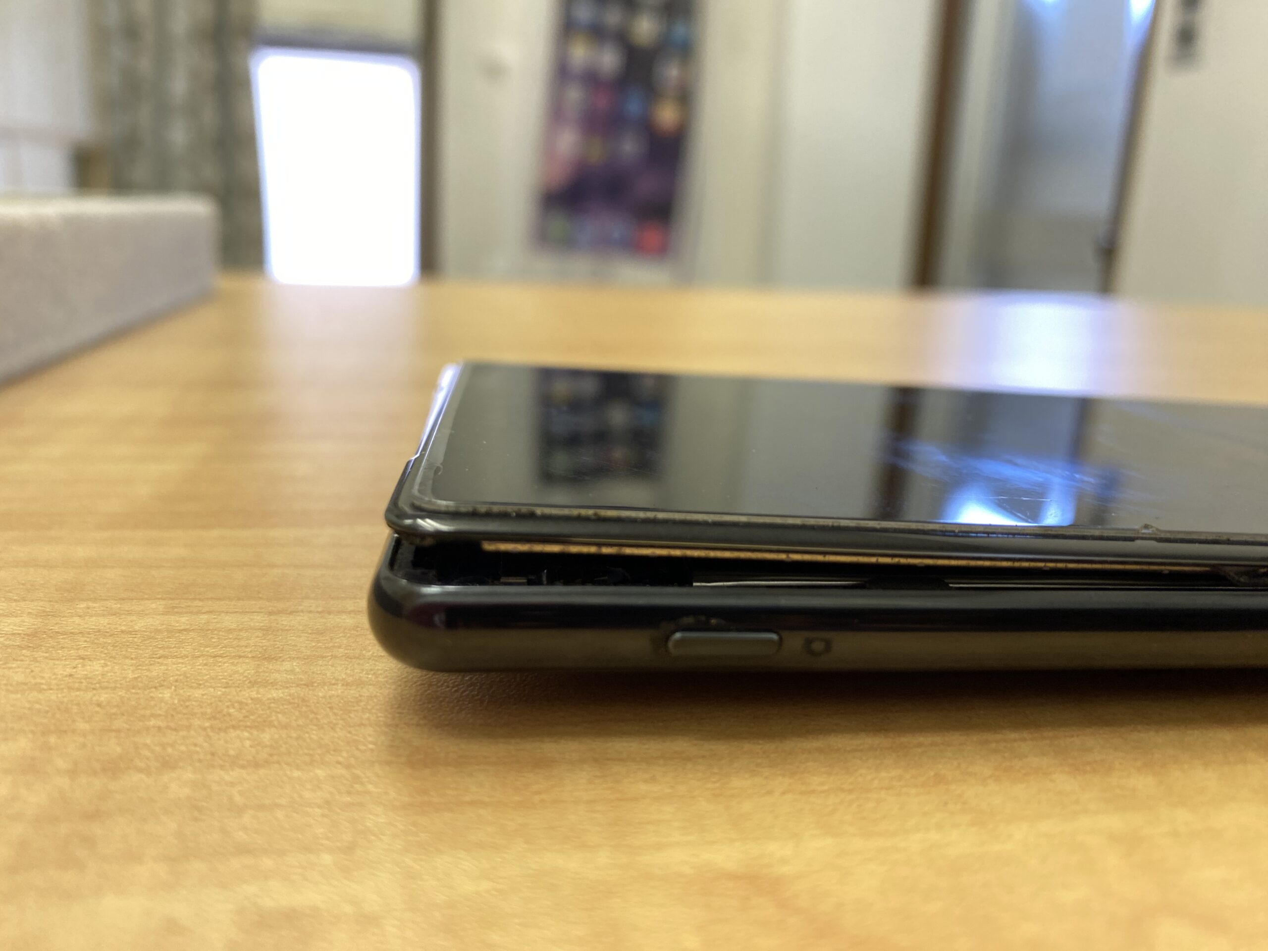 スマートフォン 廃棄パネル AndroidOneS8の画面部品の破損により映像が映らなくなった端末の