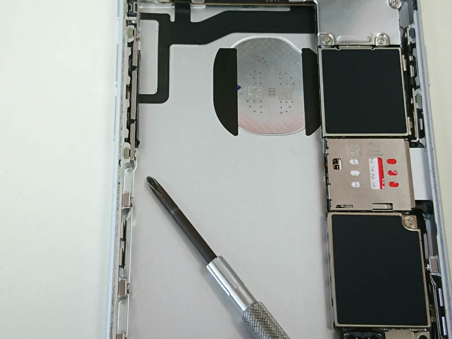 iphone%ef%bc%96s%e3%83%8d%e3%82%b8%e3%81%8c%e5%a4%96%e3%82%8c%e3%81%a6%e3%81%84%e3%82%8b%ef%bc%93