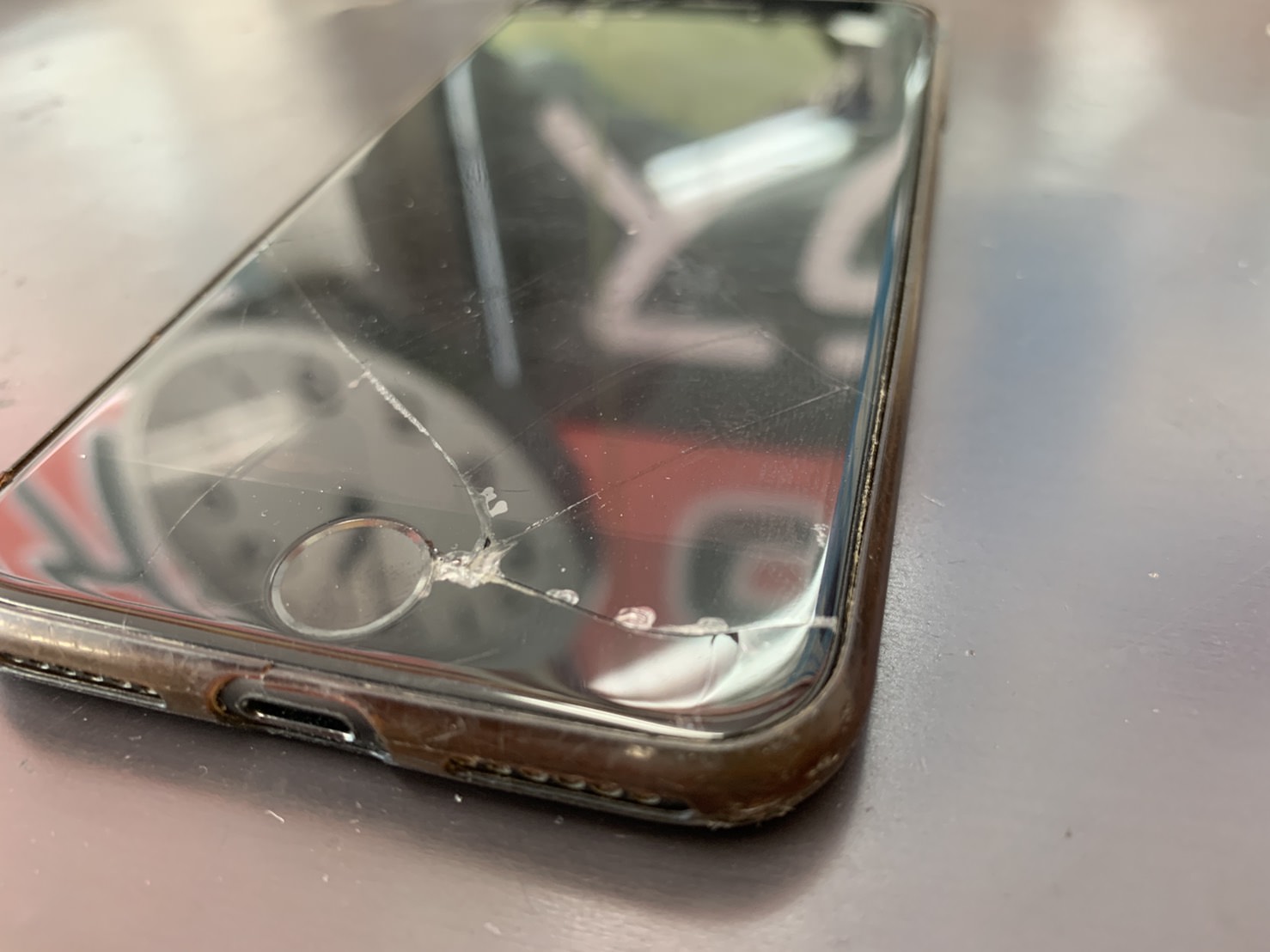 Iphone8の画面に穴が開いたまま長期間使っていたら画面が映らなくなった スマホスピタル広島駅前