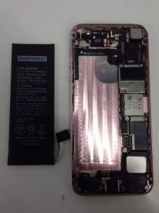 バッテリーを取り外したiphone se（アイフォン エスイー）