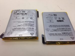 膨張したバッテリーの比較
