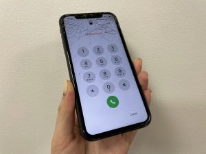 画面のガラスがバキバキに鳴っているiPhone11