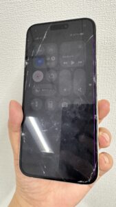 iPhone15 256GB ブラック 画面ひび割れ iPhone 15 Plus修理】画面割れと画面端にピンクの線が…！即日画面交換