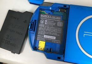 スマホスピタル博多駅前店 PSP3000 UMDドライブ バッテリー取り外し SONY 青 展開