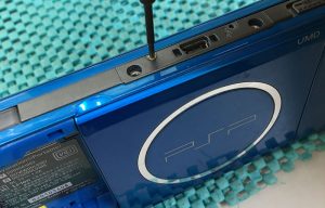 スマホスピタル博多駅前店 PSP3000 UMDドライブ フロントパネル分離 青 ネジ 読み込まない