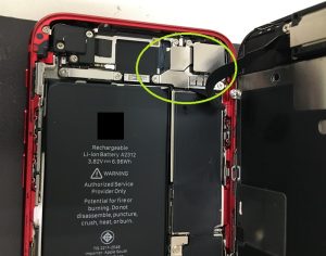 iPhoneSE2 画面交換 iPhone修理 福岡 博多 住吉 カメラ バッテリー コネクタ取り外し ネジ