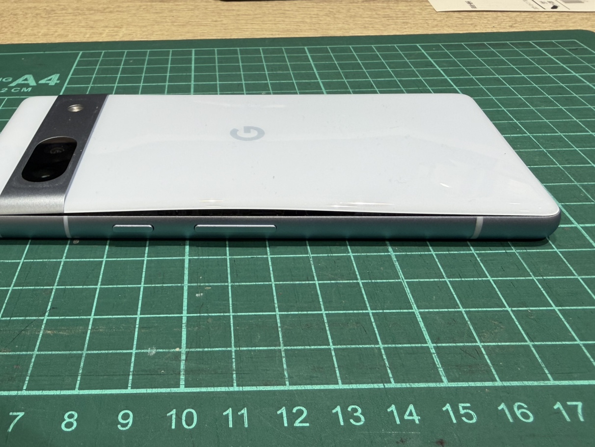 Google Pixel 7a】バッテリー膨張で背面が浮く…危険な症状も即日修理で