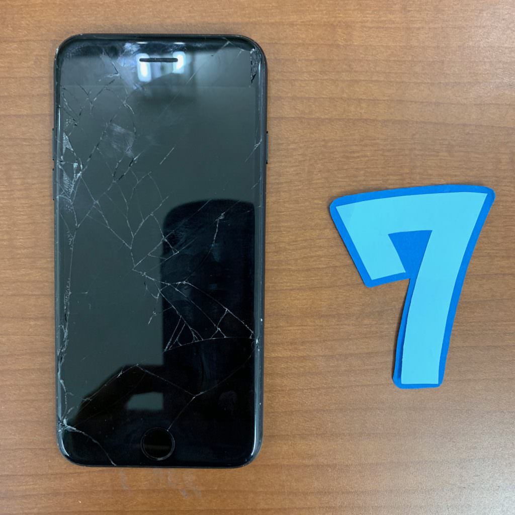 画面がバキバキに割れている。/iPhone7(A1779/マットブラック)