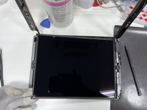 iPad第7世代/液晶パネルの持ち上げ