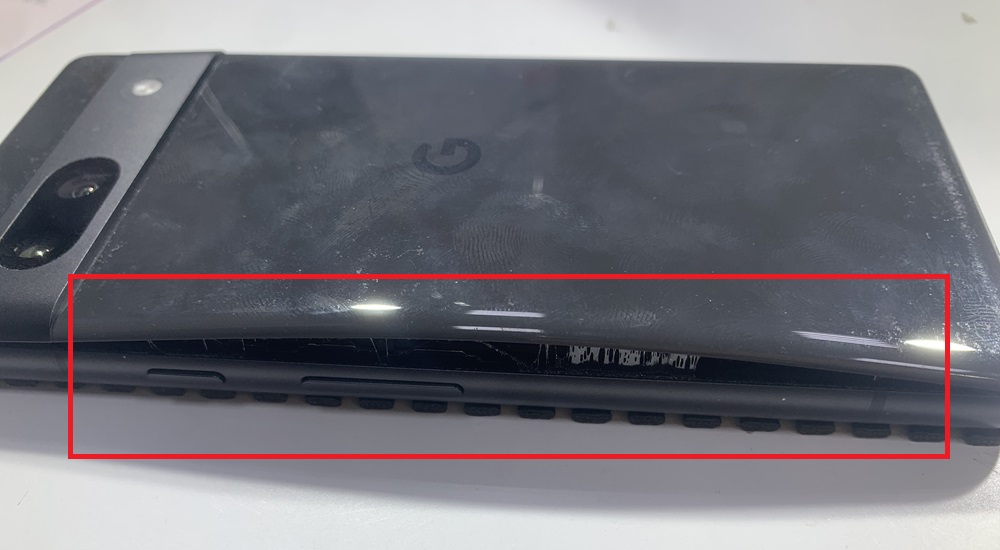 Google Pixel 7aのバックパネルが浮いている！？それってかなり危険