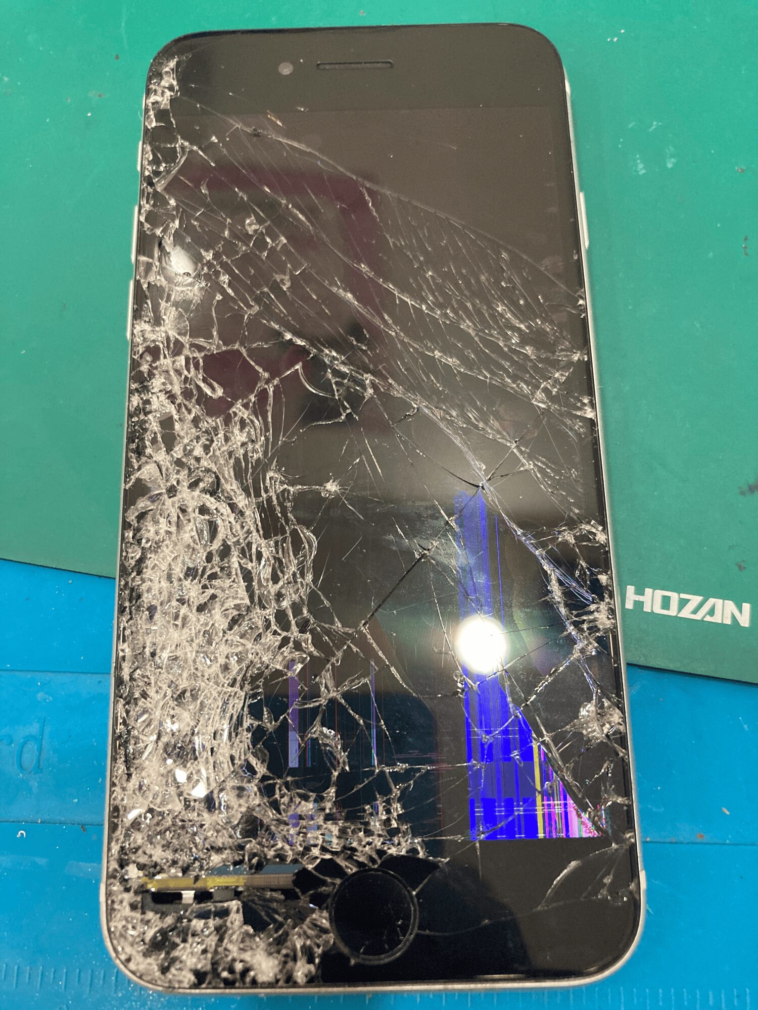 iPhoneSE3】画面が映らないくらいの破損でも即日直せます! | スマ