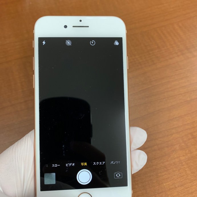 インカメラを起動しても真っ暗で何も映っていない/iPhone8(A/ゴールド) 
