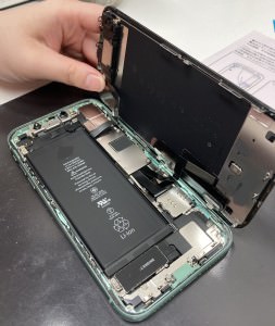 iPhone 11 画面交換　スマホスピタル鹿児島店