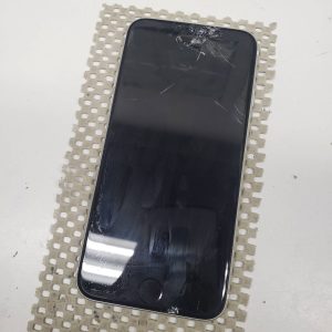 iPhoneSE2　画面割れ　スマホスピタル鹿児島店　修理1