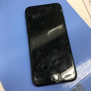 iPhone修理　スマホスピタル鹿児島店　SE第3世代　ガラス割れ