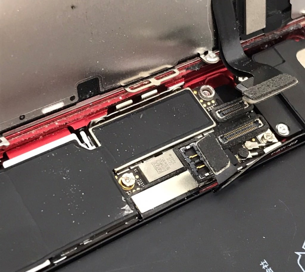 iPhone7画面交換修理途中バッテリーコネクター付近スマホスピタル佐賀駅前店