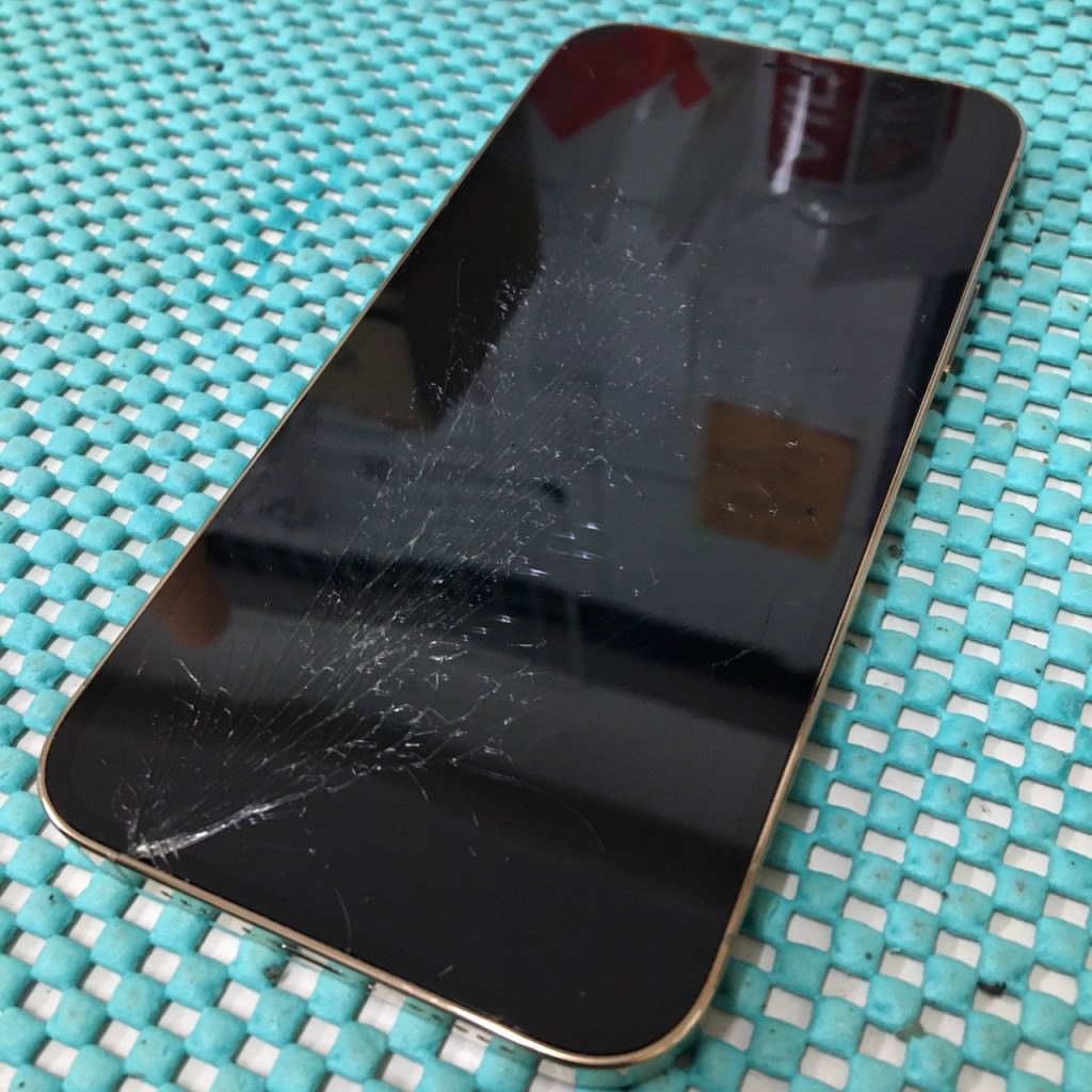 iPhone12Plo Max画面交換修理前スマホスピタル佐賀駅前店