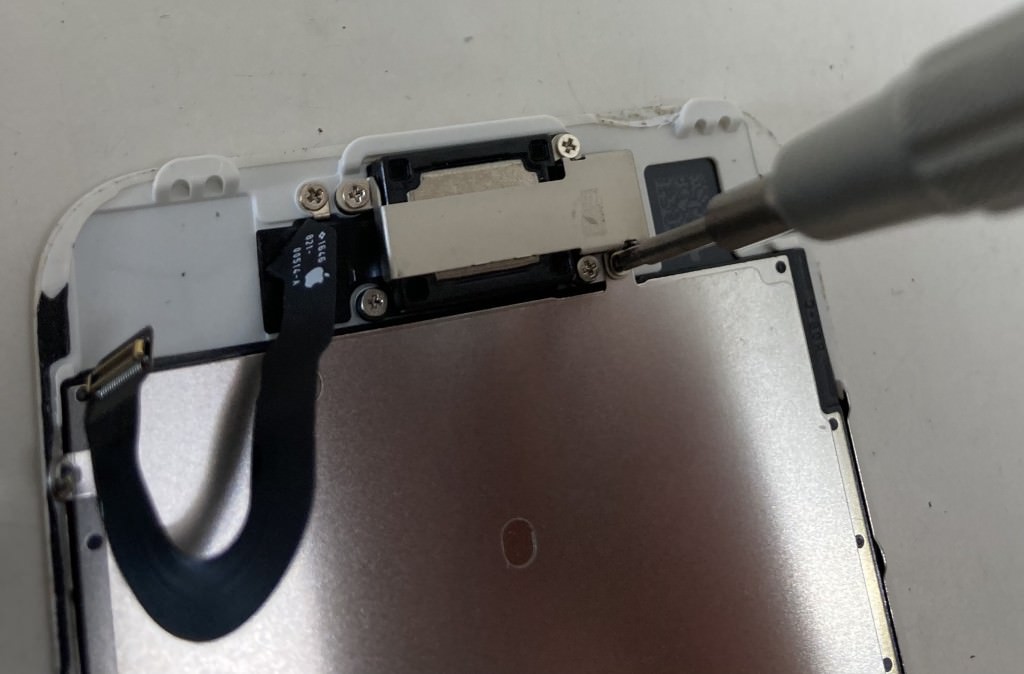 iPhone7画面交換+バッテリー交換修理フロントカメラ付近分解スマホスピタル佐賀駅前店