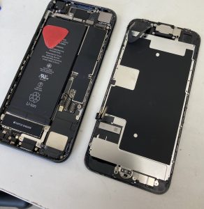 iPhoneSE(第2世代)画面交換修理 本体とパネル分離画像 スマホスピタル佐賀駅前店