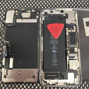 iPhone11 画面交換修理 画面側を分離 スマホスピタル佐賀駅前店