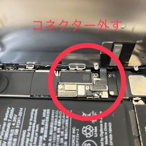 iPhone7 画面交換修理コネクター外し スマホスピタル佐賀駅前店