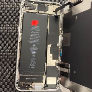 iPhone8 バッテリー交換修理 内部画像 スマホスピタル佐賀駅前店