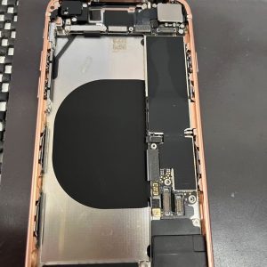 iPhone8 バッテリー交換修理 取り外し後 スマホスピタル佐賀駅前店