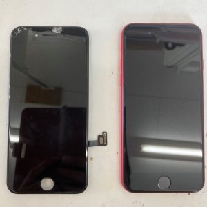 iPhoneSE2 画面交換修理 元パネルと交換後のパネル スマホスピタル佐賀駅前店