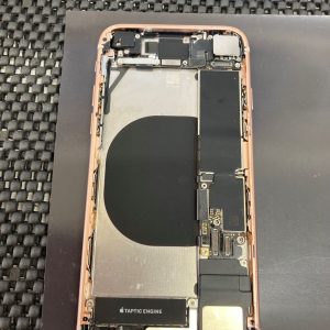 iPhone 8 バッテリー交換 取り外し後フレーム スマホスピタル佐賀駅前店