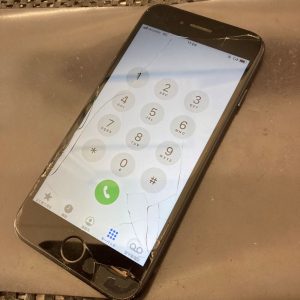 iPhone 7 割れた画面は修理で改善！(iPhone)