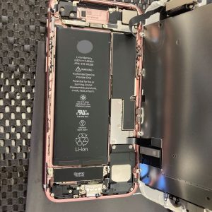 充電ケーブルから抜くと直ぐに電源が落ちるiPhone7 バッテリー交換修理 分解開始 画面展開時 スマホスピタル佐賀駅前店