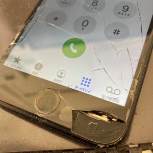 ガラスが欠けて基板がみえたiPhone 7