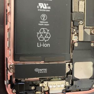 充電ケーブルから抜くと直ぐに電源が落ちるiPhone7 バッテリー交換修理 分解手順 スマホスピタル佐賀駅前店